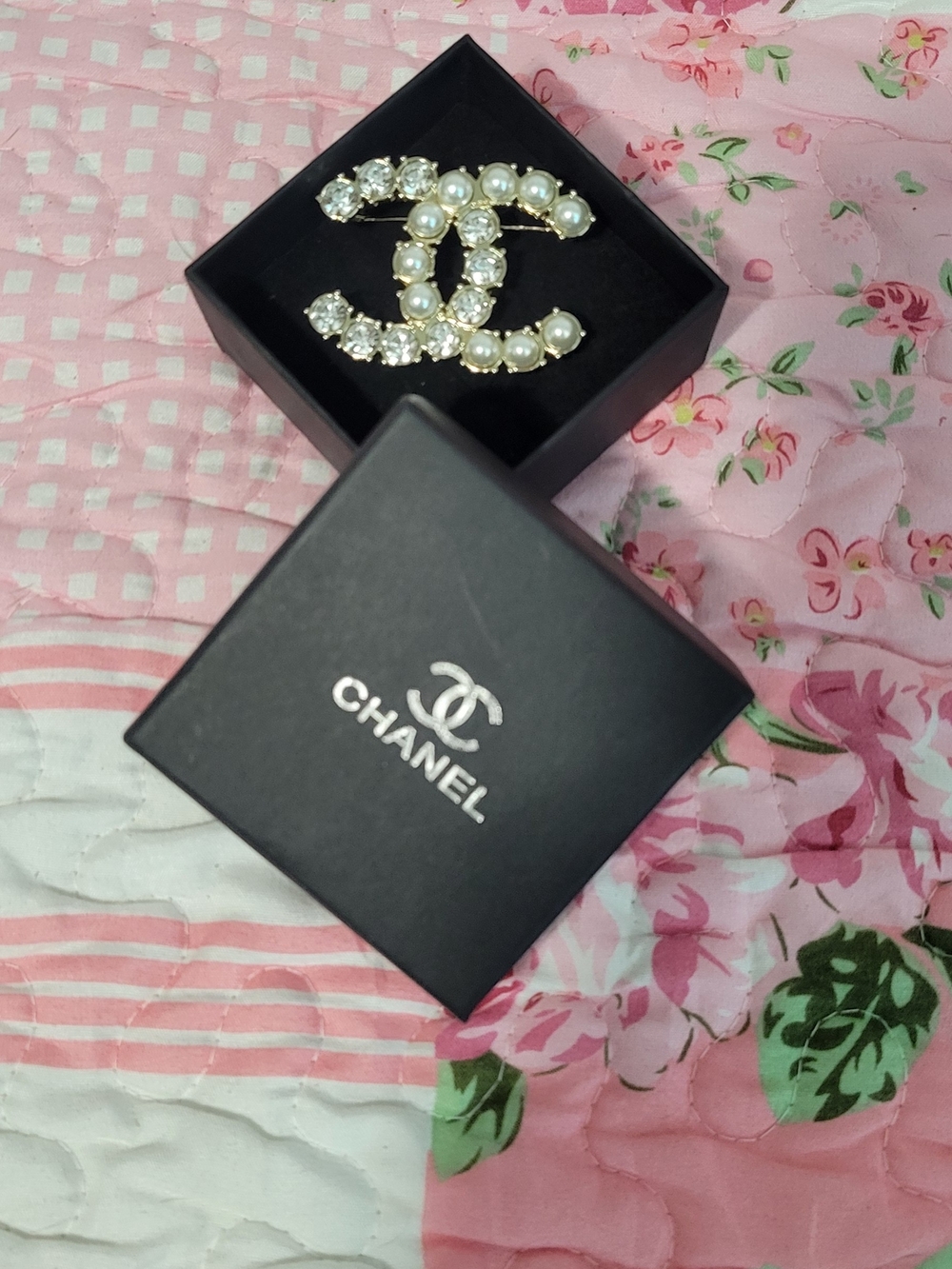CHANEL Gold-Tone Interlocking CC Brooch with Pearls and Crystals